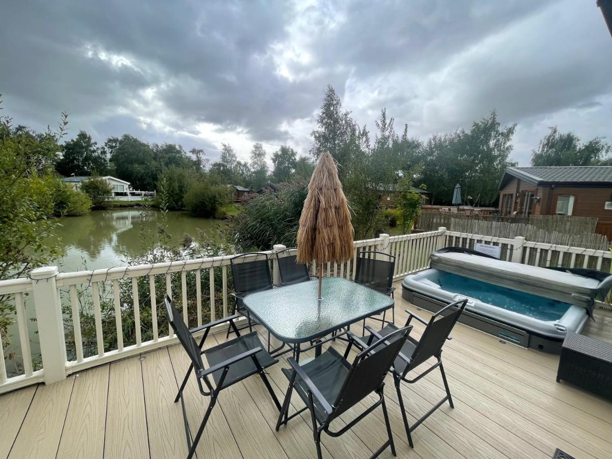 Luxury Lakeside Lodge L2 With Hot Tub Situated At Tattershall Lakes Country Park Exterior foto
