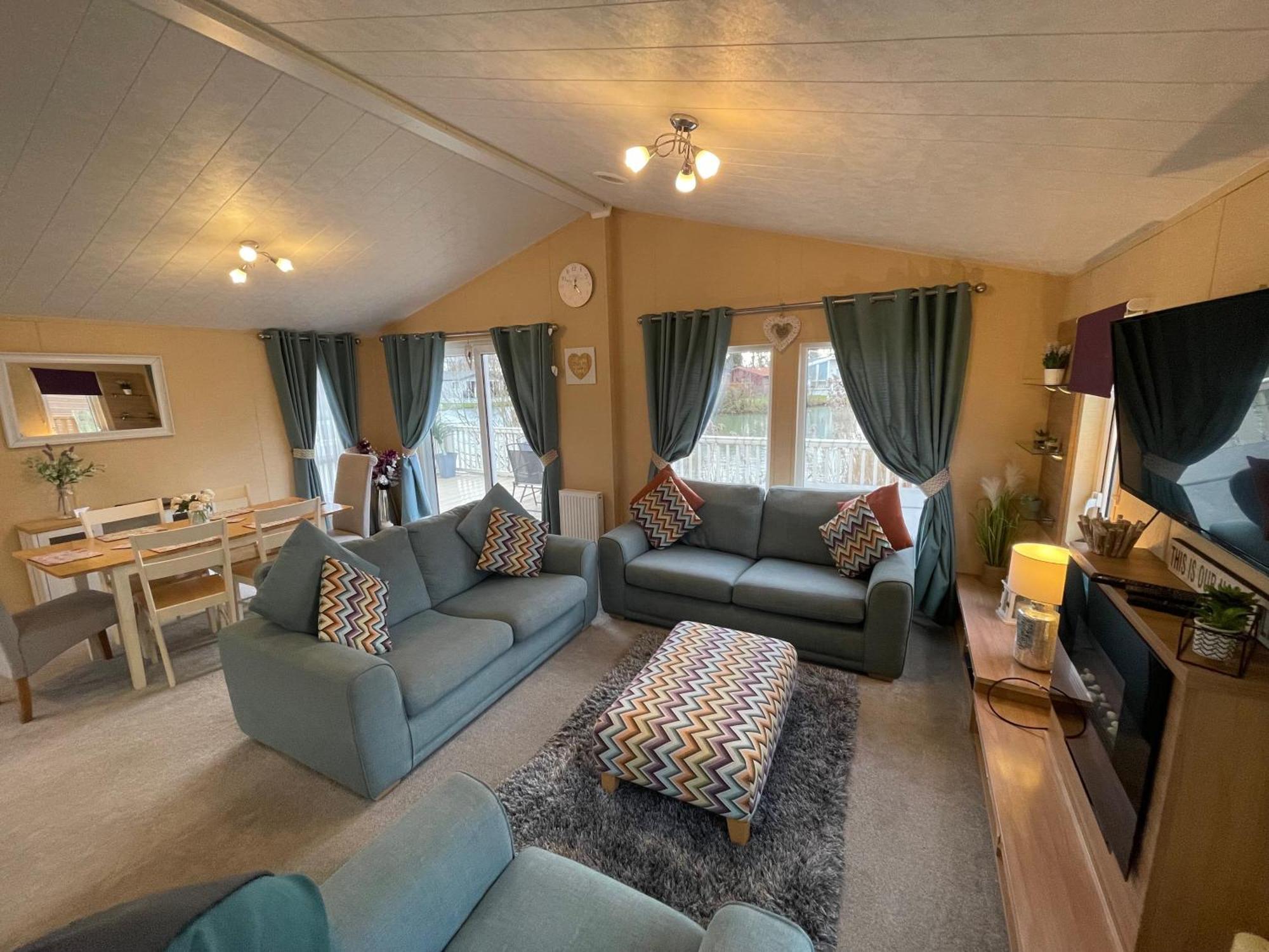 Luxury Lakeside Lodge L2 With Hot Tub Situated At Tattershall Lakes Country Park Exterior foto